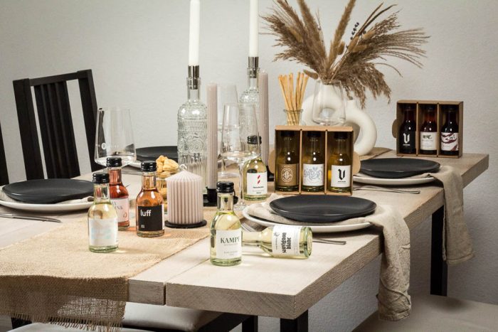 Tisch mit Weinflaschen