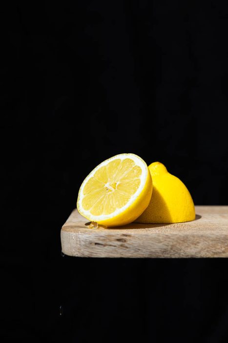 Zitronen vor dunklem Hintergrund